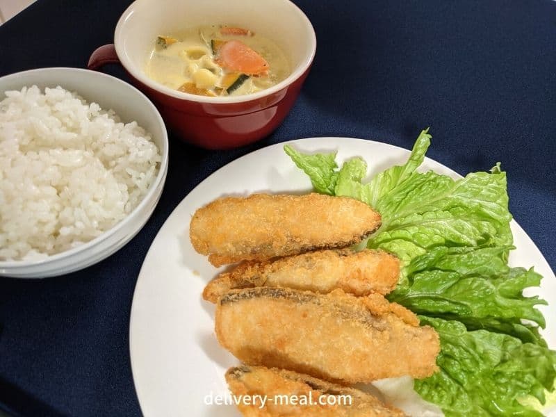 ヨシケイキットで楽の2日目のメニュー「北海道産秋鮭のポテト焼き」